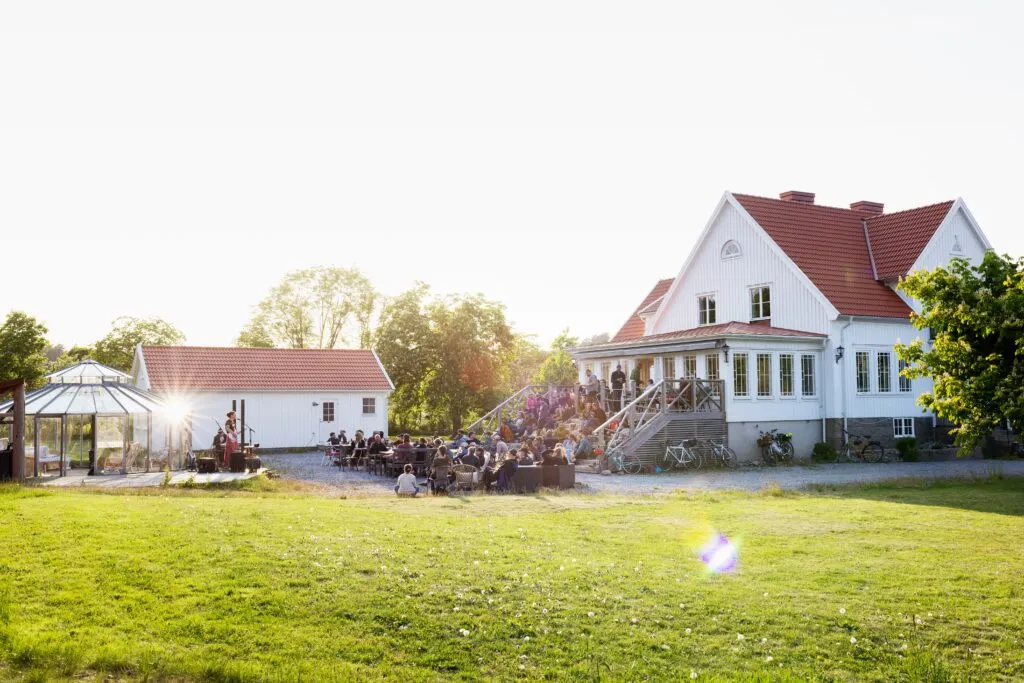Villa Bro i kvällssol